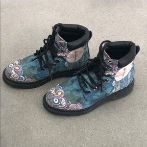 Yes We Vibe Dragonfly Boots Size 8